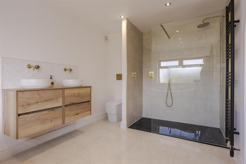 En-suite bathroom