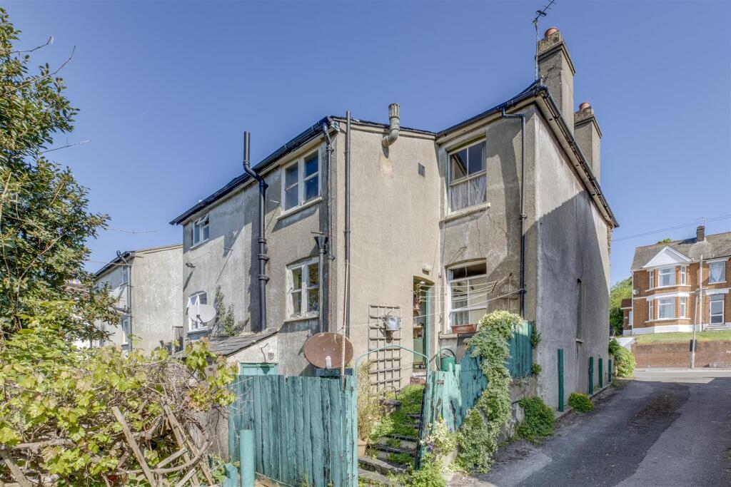 110 Totteridge Road, HP13 6EX-11.jpg