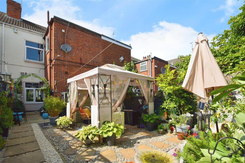 b55dca40-house 20rear 20gdn.JPG