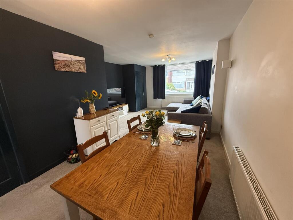 L-SHAPED LOUNGE &amp; DINING AREA