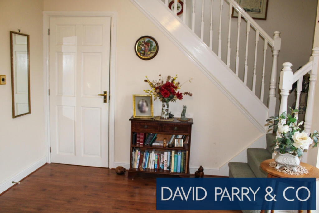 Modern detached 4 bed house with garden