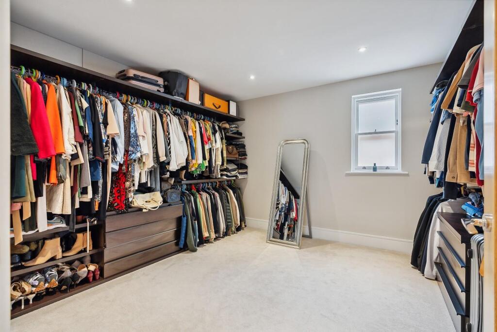 walk in wardrobe.jpeg