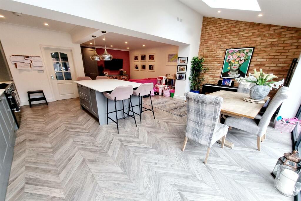 OPEN PLAN LUXURY FITTED KITCHEN/DINER/FAMILY ROOM: