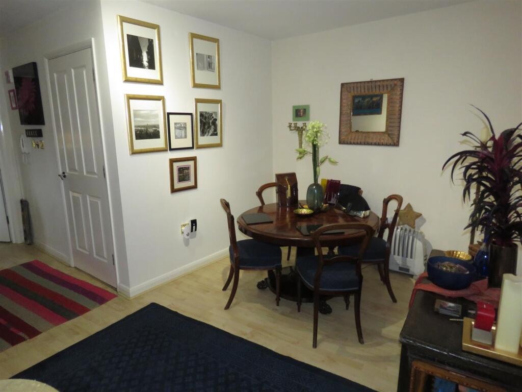 SPLIT LEVEL LOUNGE/D