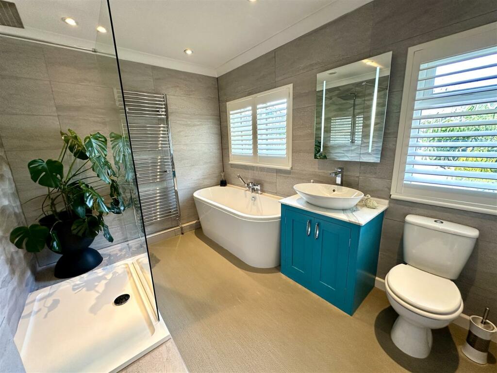 FAMILY BATHROOM