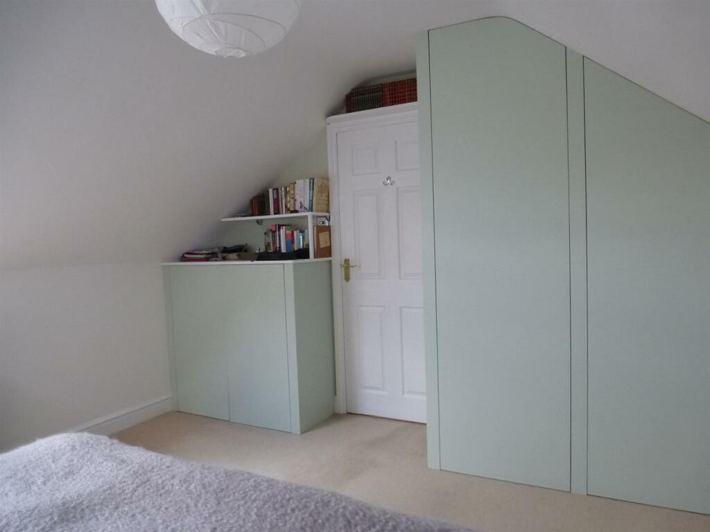 Hawthorn Cottage bed 3 wardrobes.JPG