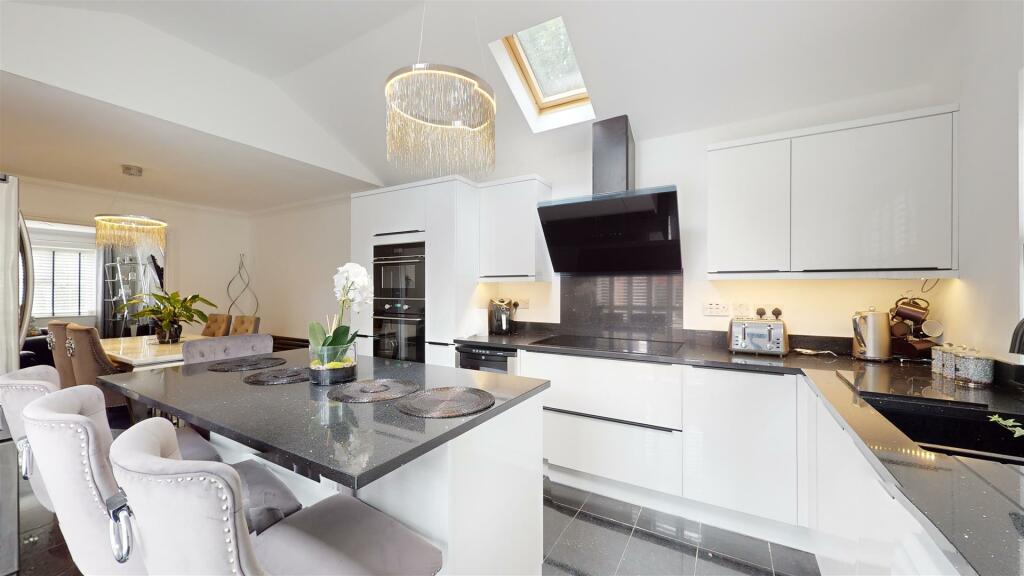 KITCHEN/BREAKFAST ROOM