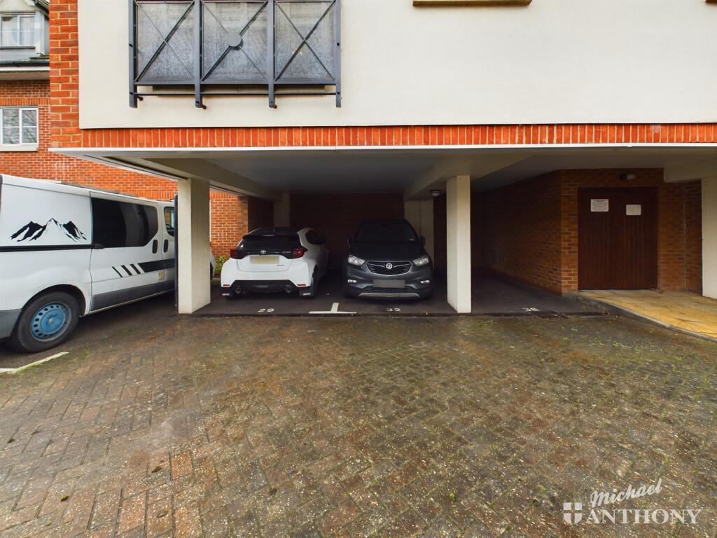 CAM03852G0-PR0150-STILL011
