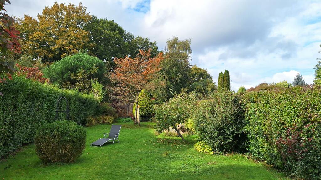 Gdn 8 Stoneleigh Avenue.jpg