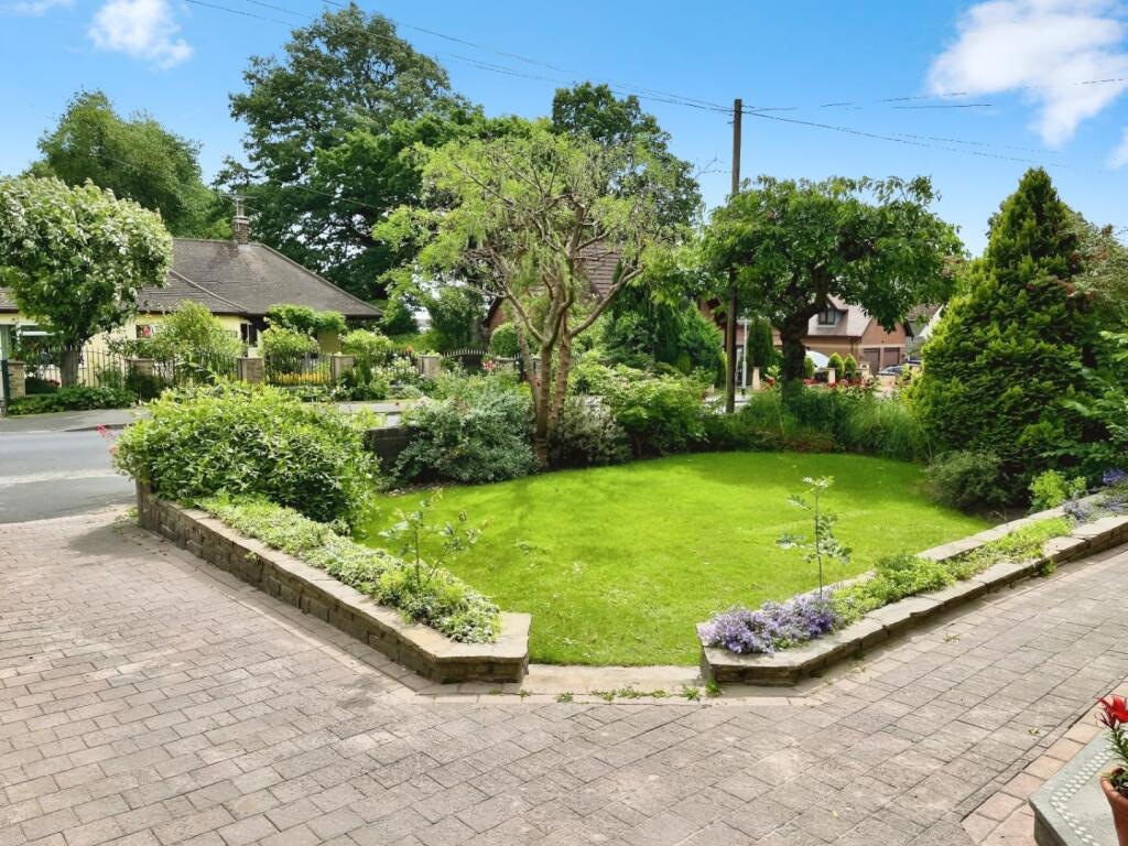 FRONT GARDEN