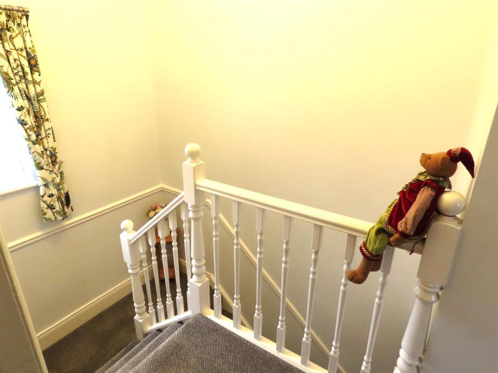 FIRST FLOOR LANDING