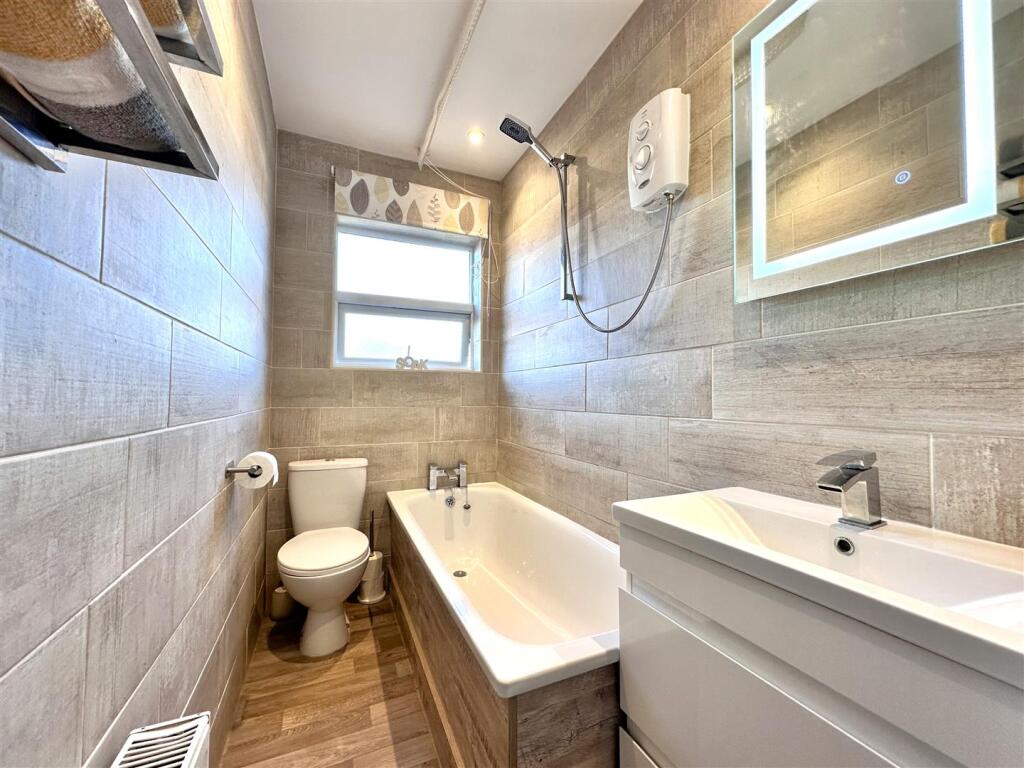 Stylish Modern Bathroom 165