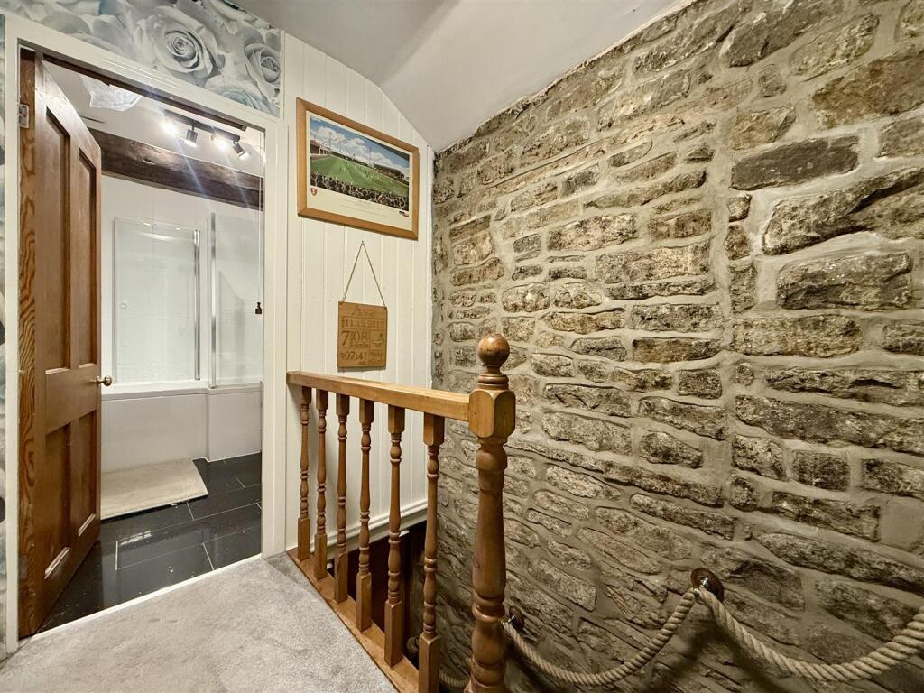 FIRST FLOOR LANDING