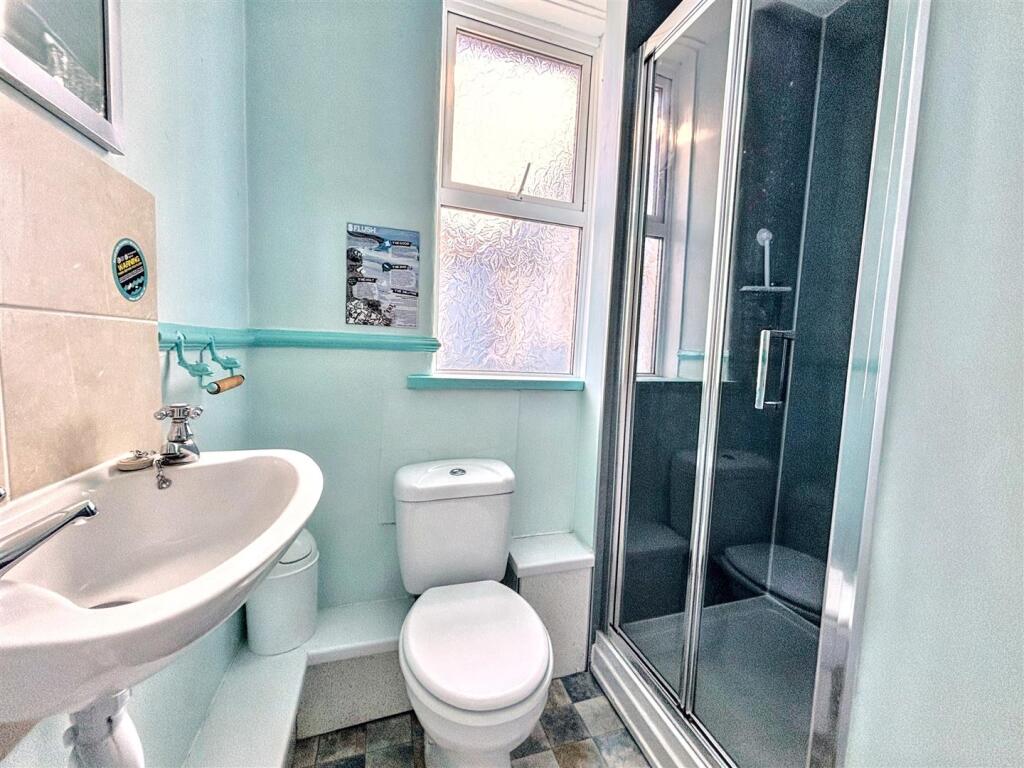 Shower room 2.jpeg