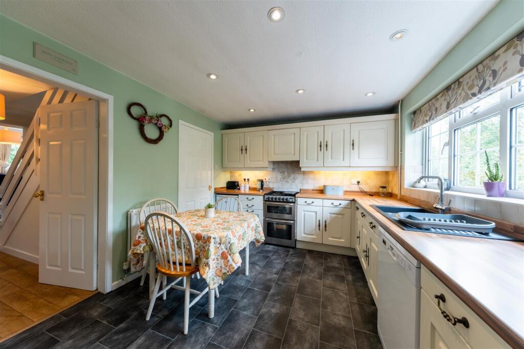 6 Warren Close-002.jpg