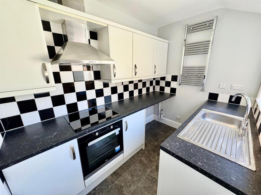 Kitchen 2.jpg
