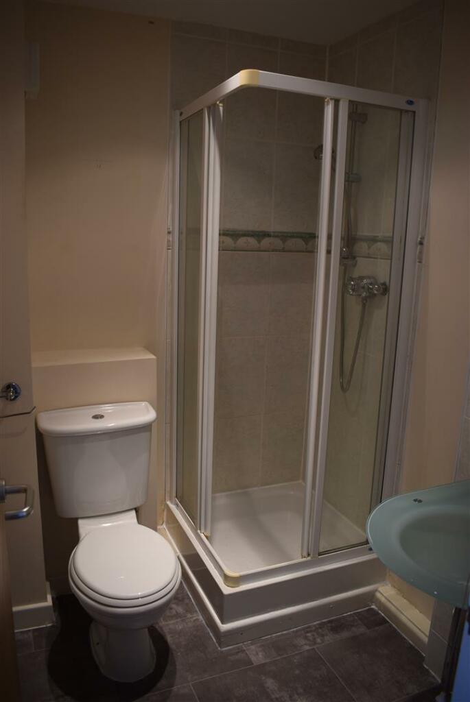 30 Balfour en-suite.jpg