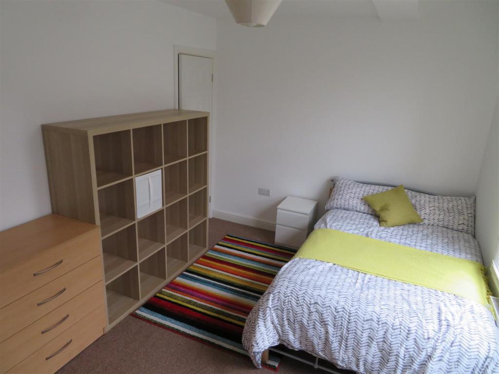 7 Montgomer Bed10.JPG