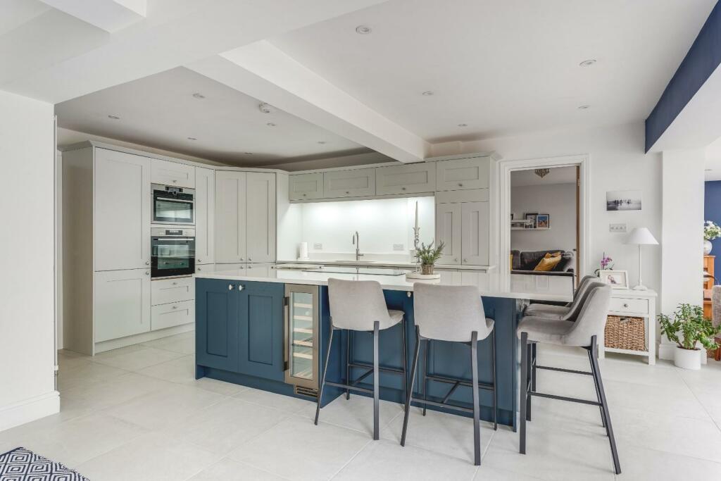 Kitchen b.jpg