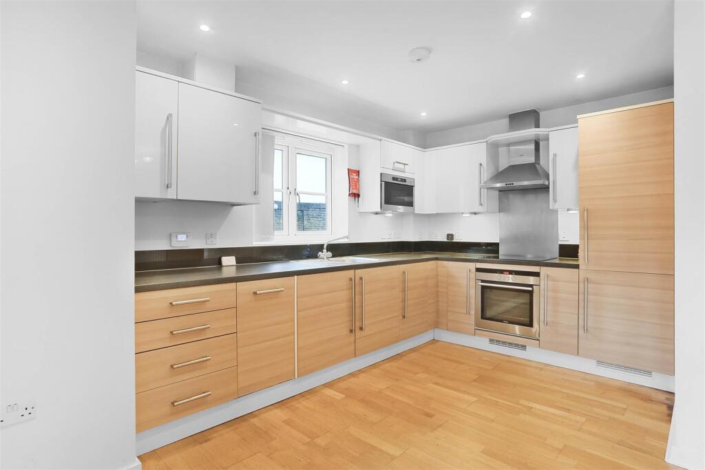 1551556522 - 3 VICTORIA COURT, SM3 - 11.jpg