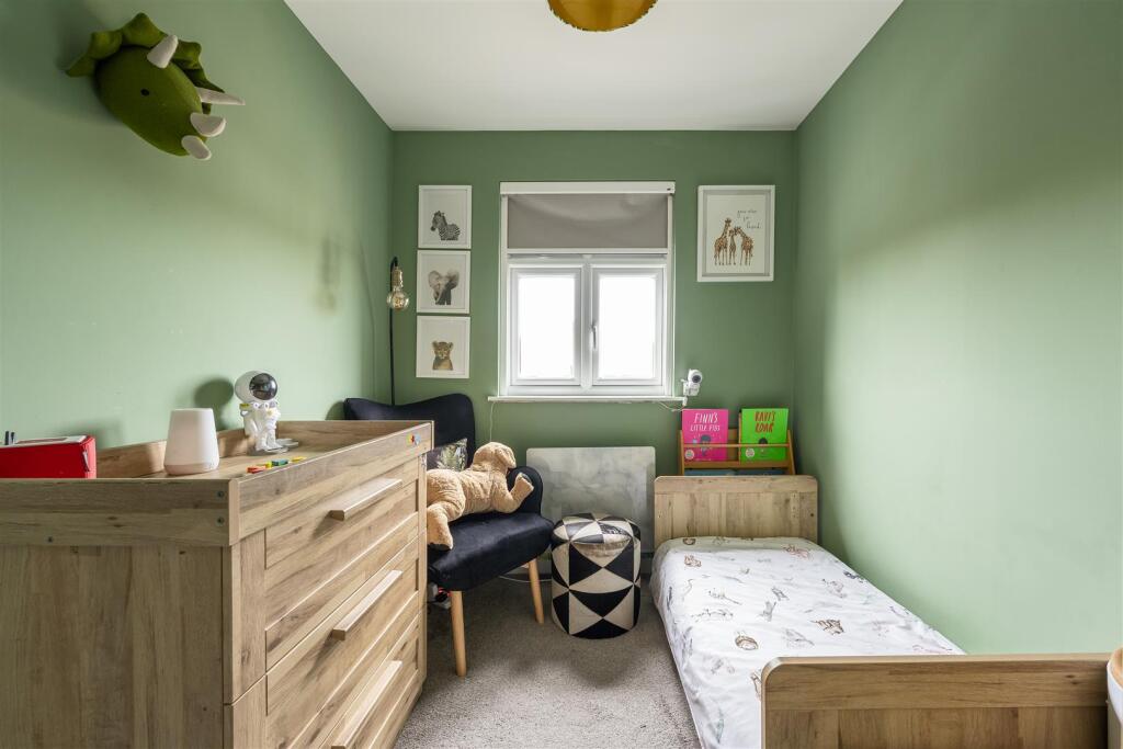 Larkshall Crescent E4