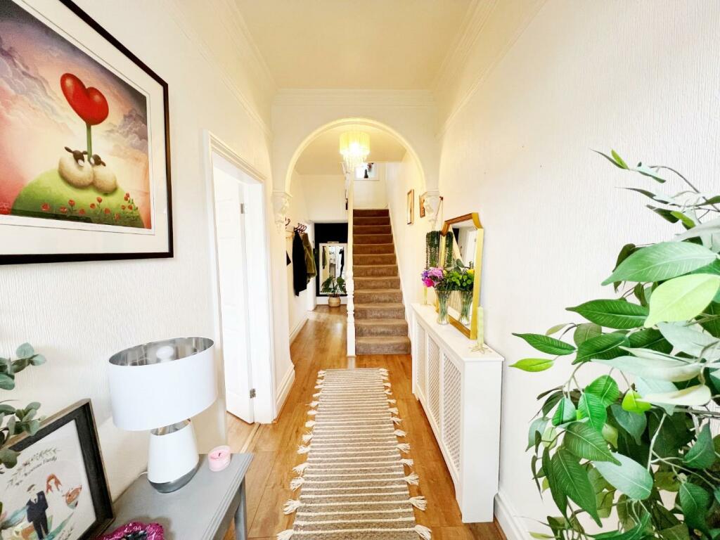 Hallway pic 1.jpg