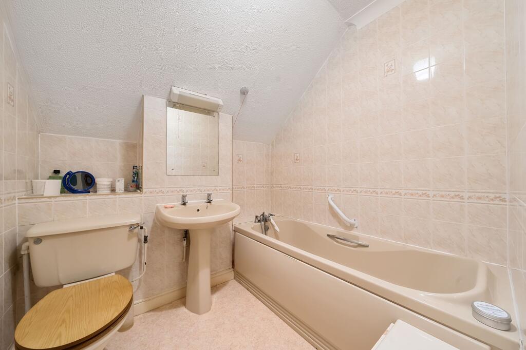 Bathroom W.C (1)