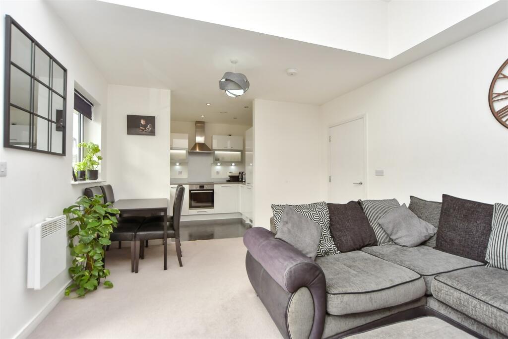 Lounge/ Dining Area