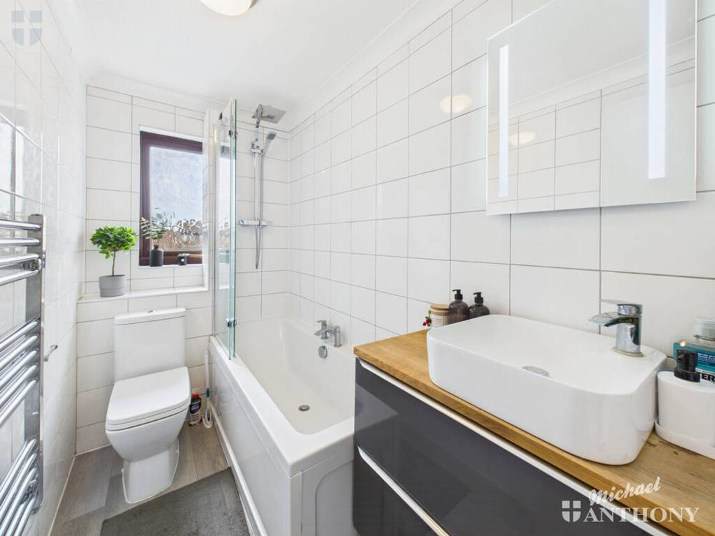 CAM03852G0-PR0475-STILL004-thumbnail-h750-70