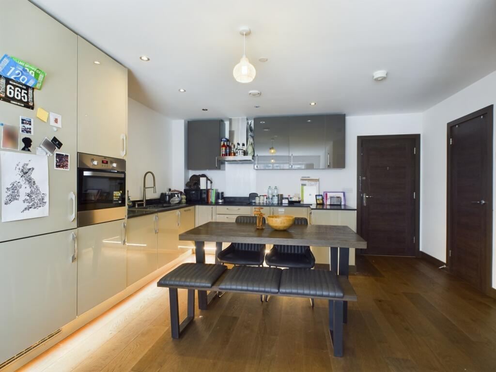 CAM01909G0-PR0196-STILL005