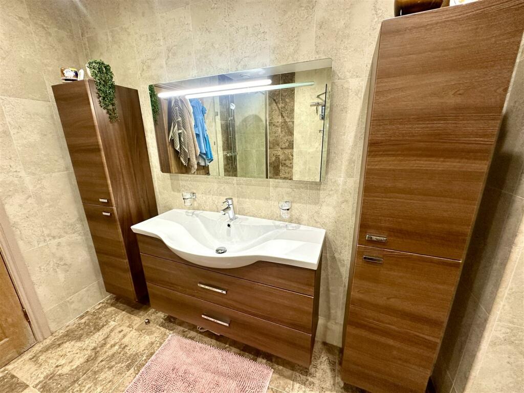 PRINCIPAL BATHROOM