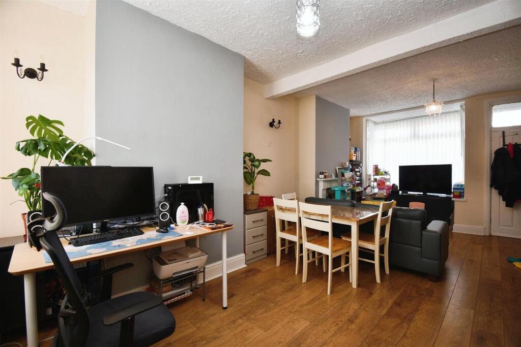Open plan lounge / dining room