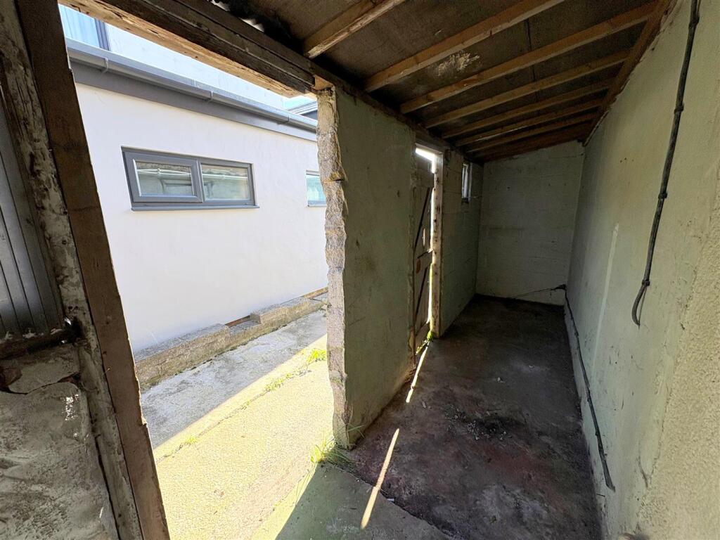 Outbuilding to Side.jpg
