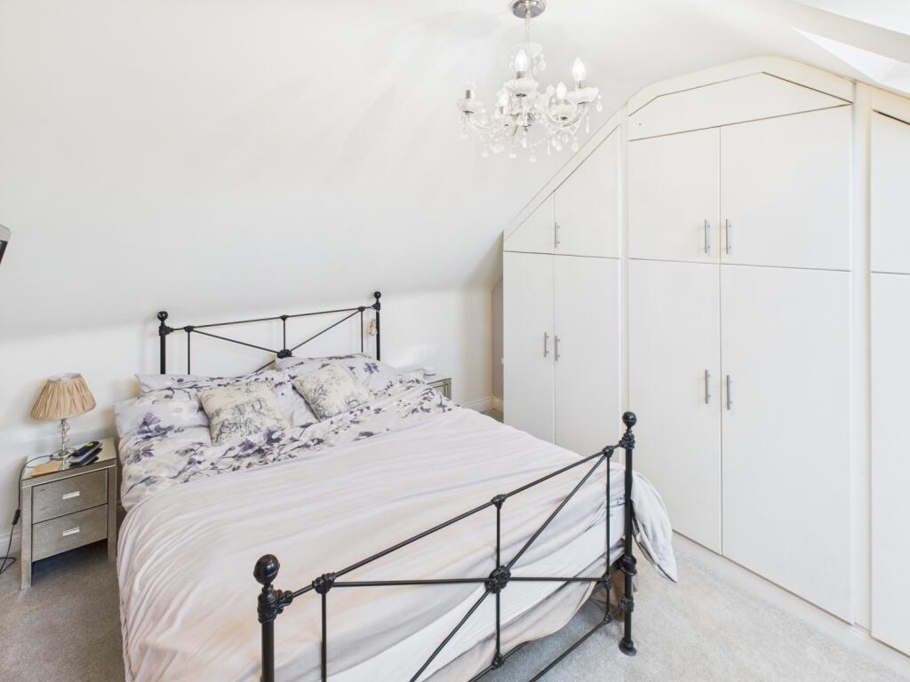 CAM04233G0-PR0017-STILL043