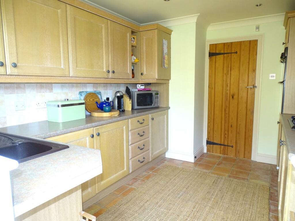 GOOD SIZE KITCHEN
