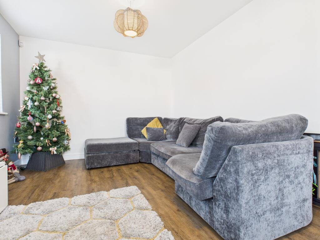 CAM03729G0-PR0193-STILL015