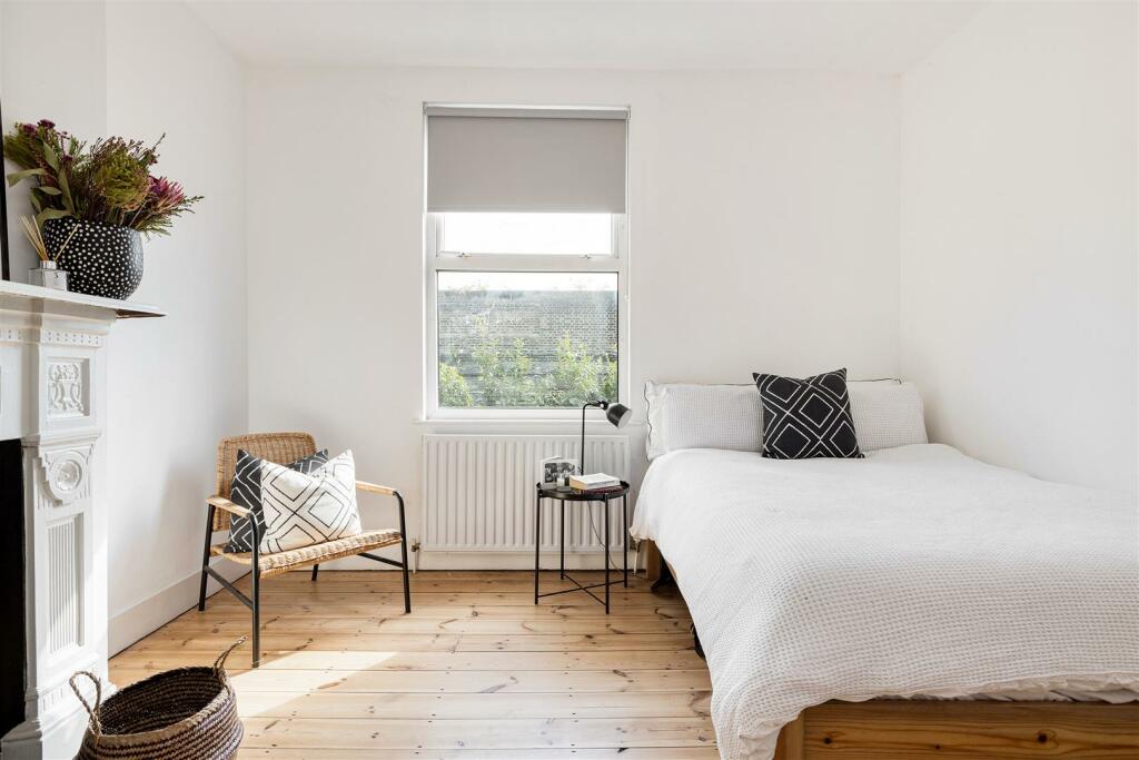 Scarborough Road E11