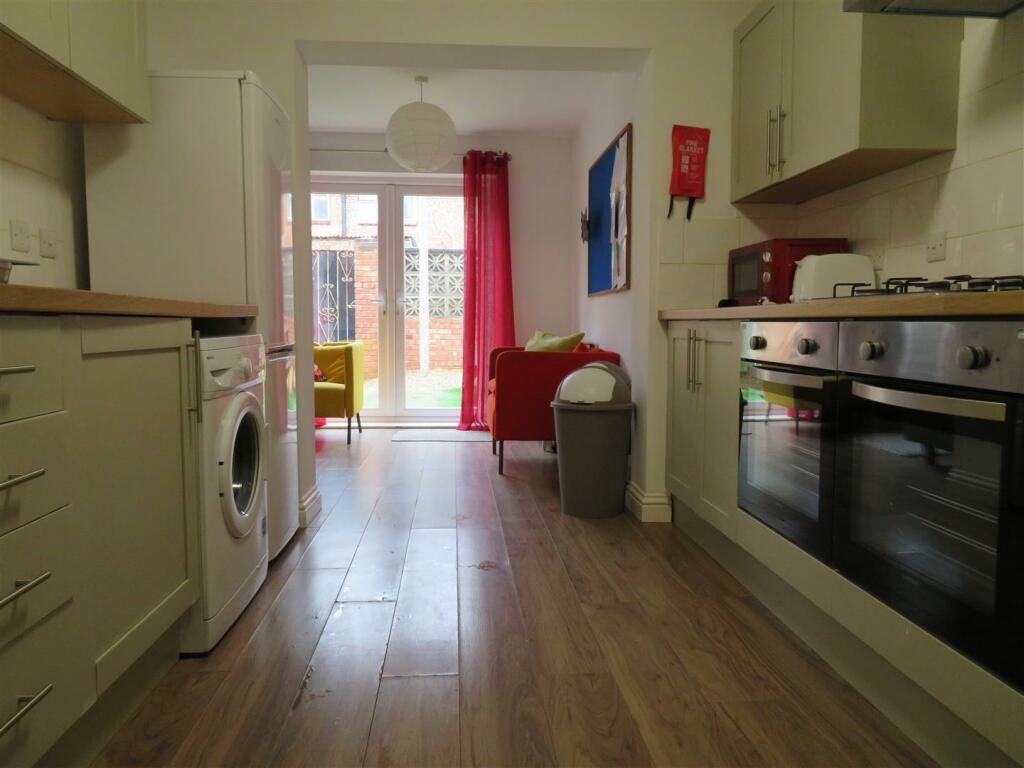 61 Sutherland Kitch.JPG