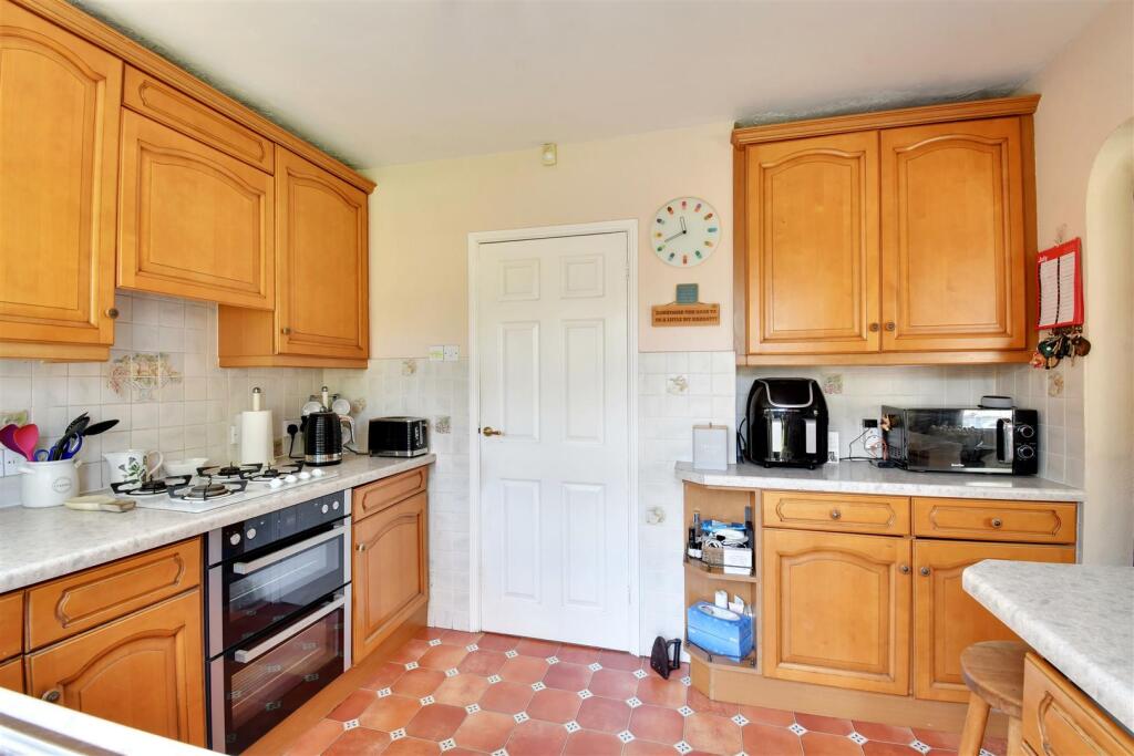 Kitchen 2.jpg
