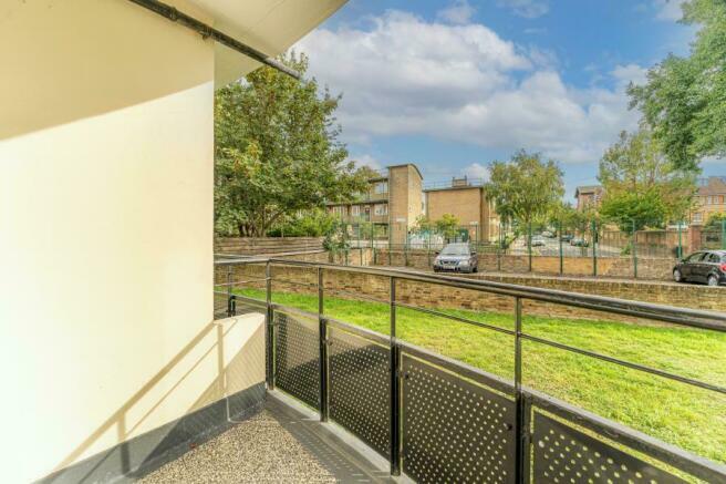 Lovely 1 bed ground floor flat with balcony and p