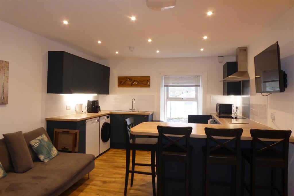 OPEN PLAN KITCHEN/LOUNGE