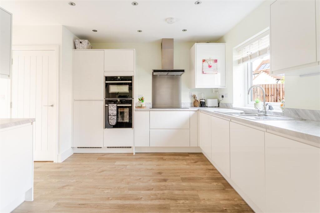 5 - kitchen.jpg