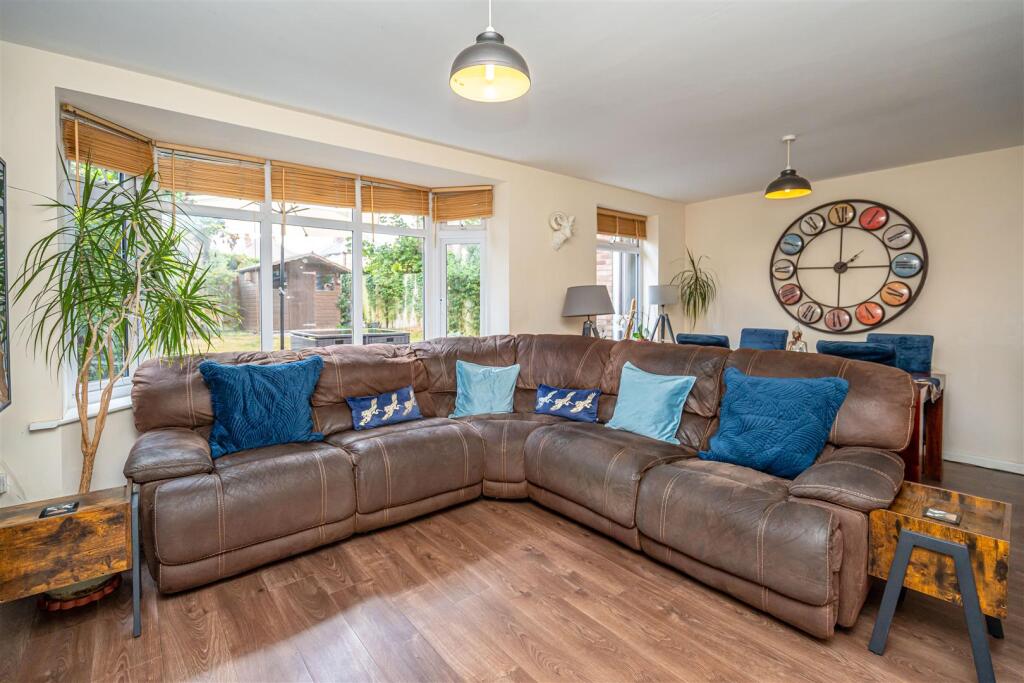 6 Palmers Way (1).jpg