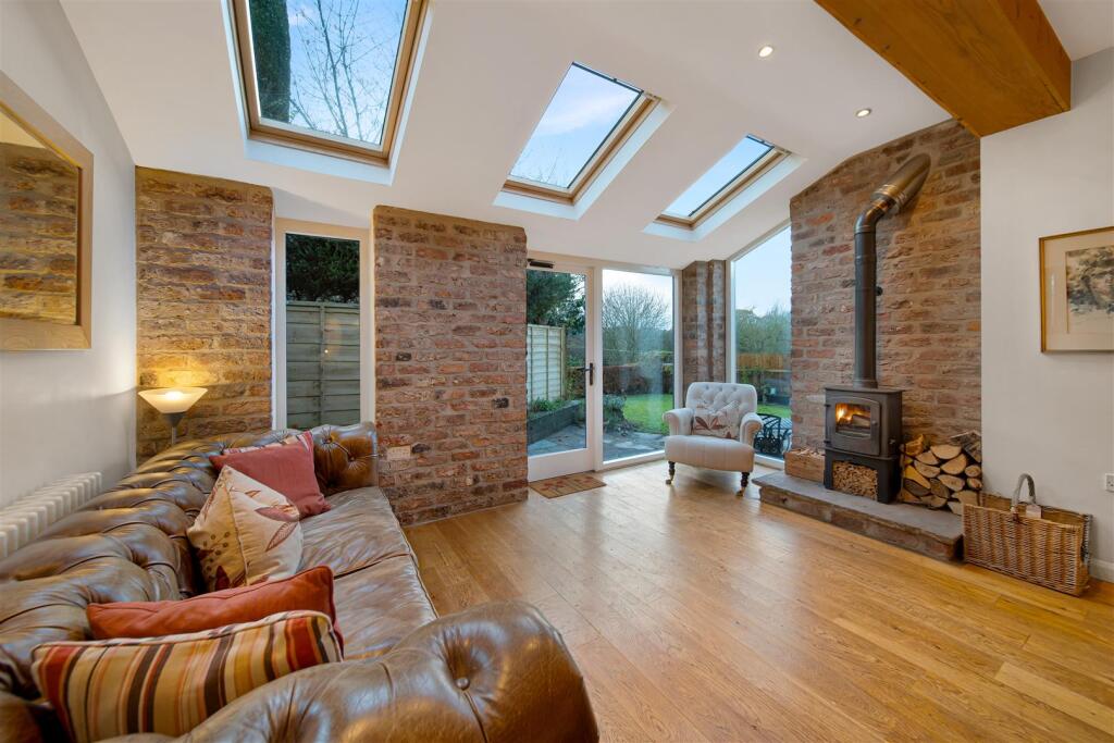 Derwent Cottage - Interior - Wide-5.jpg