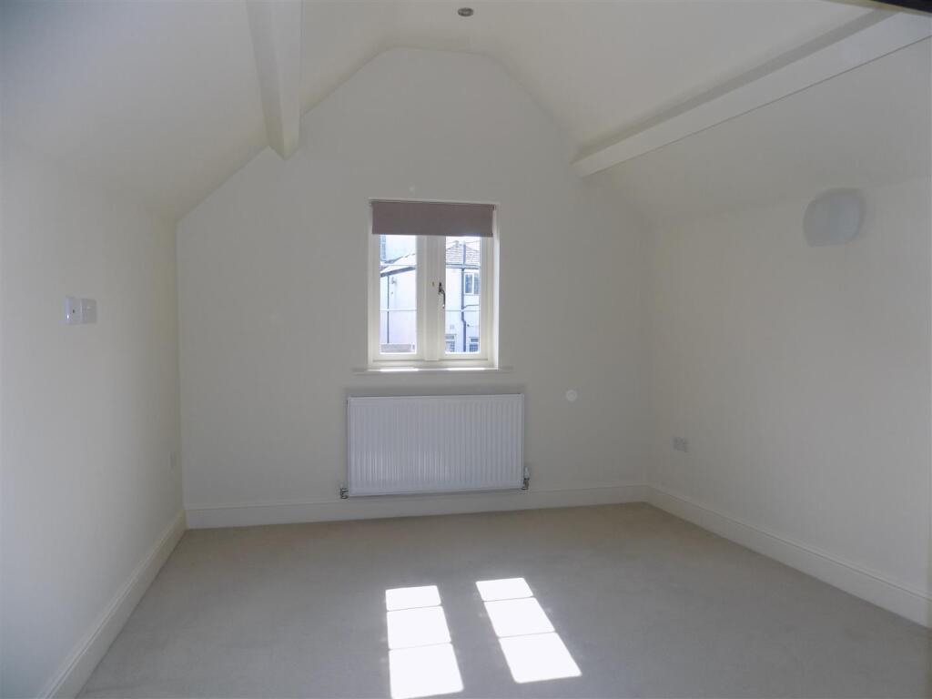 6 Moat Yard - Bed 1.JPG