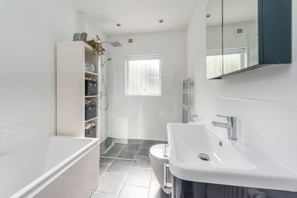 TWO STUNNING DOUBLE BEDROOMS AND BATHROOMS