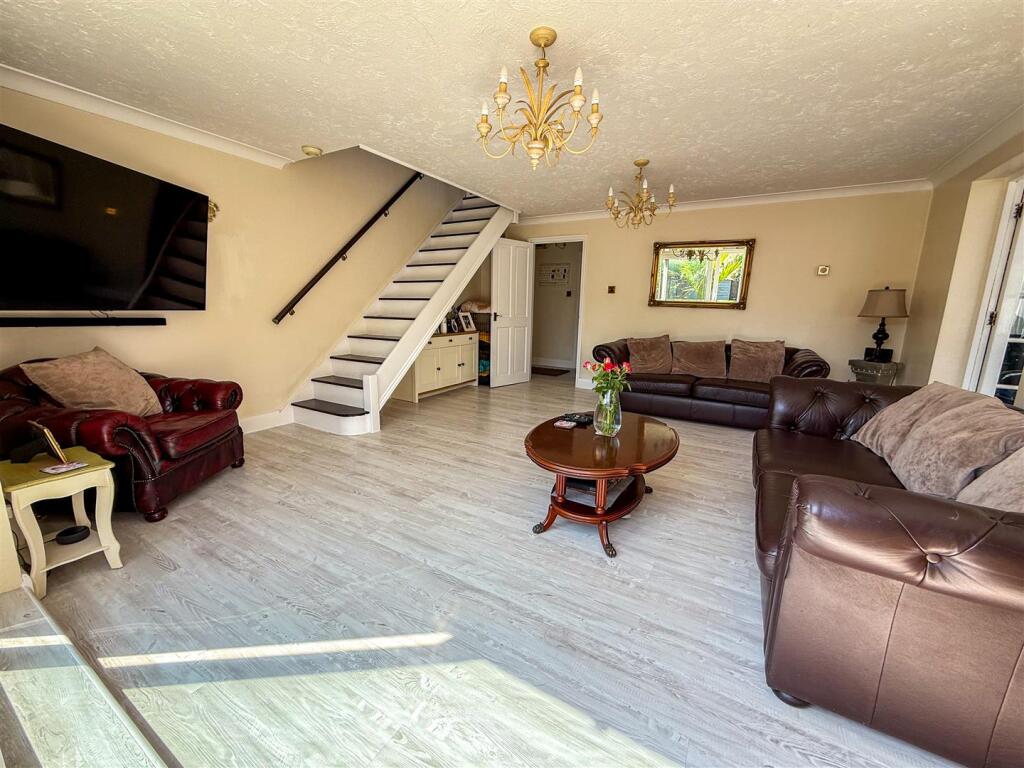 ALTERNATE VIEW OF LOUNGE