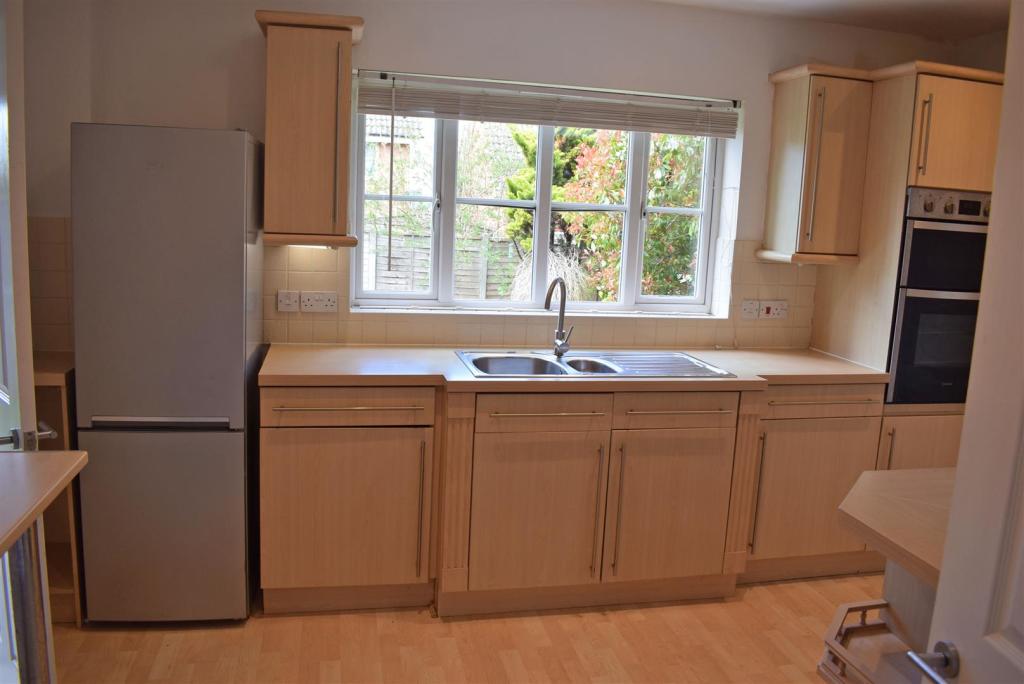 Kitchen 2.jpg