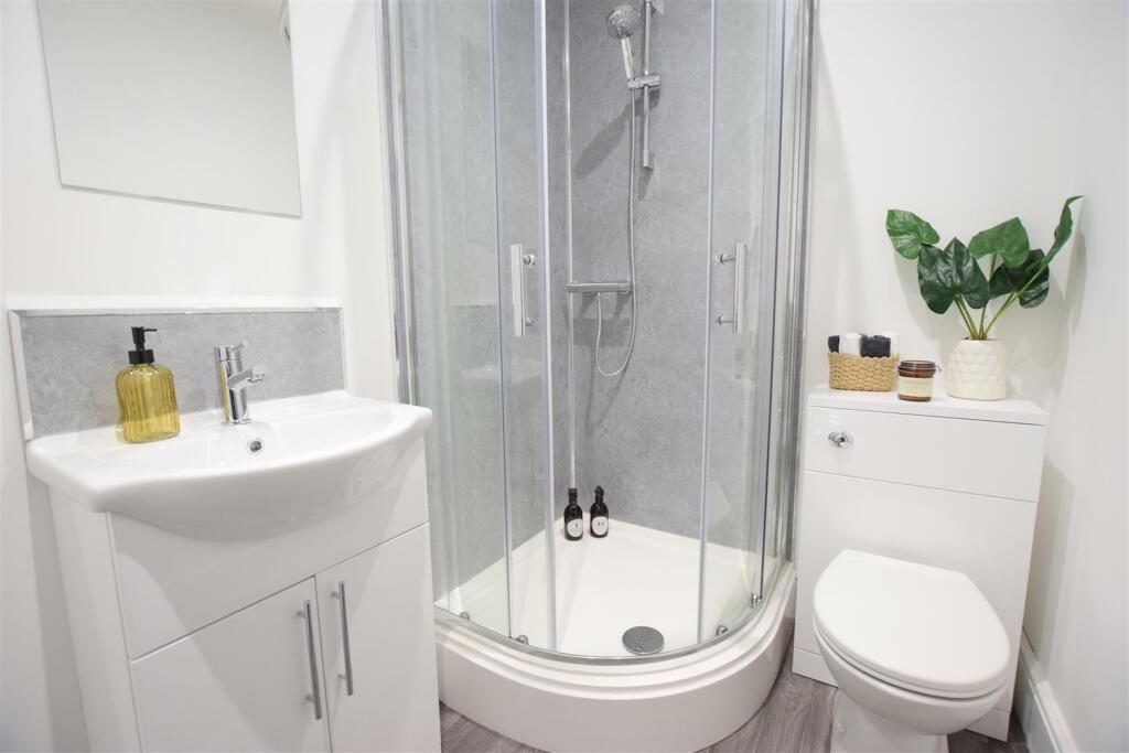 Apt 4 Bathroom.JPG