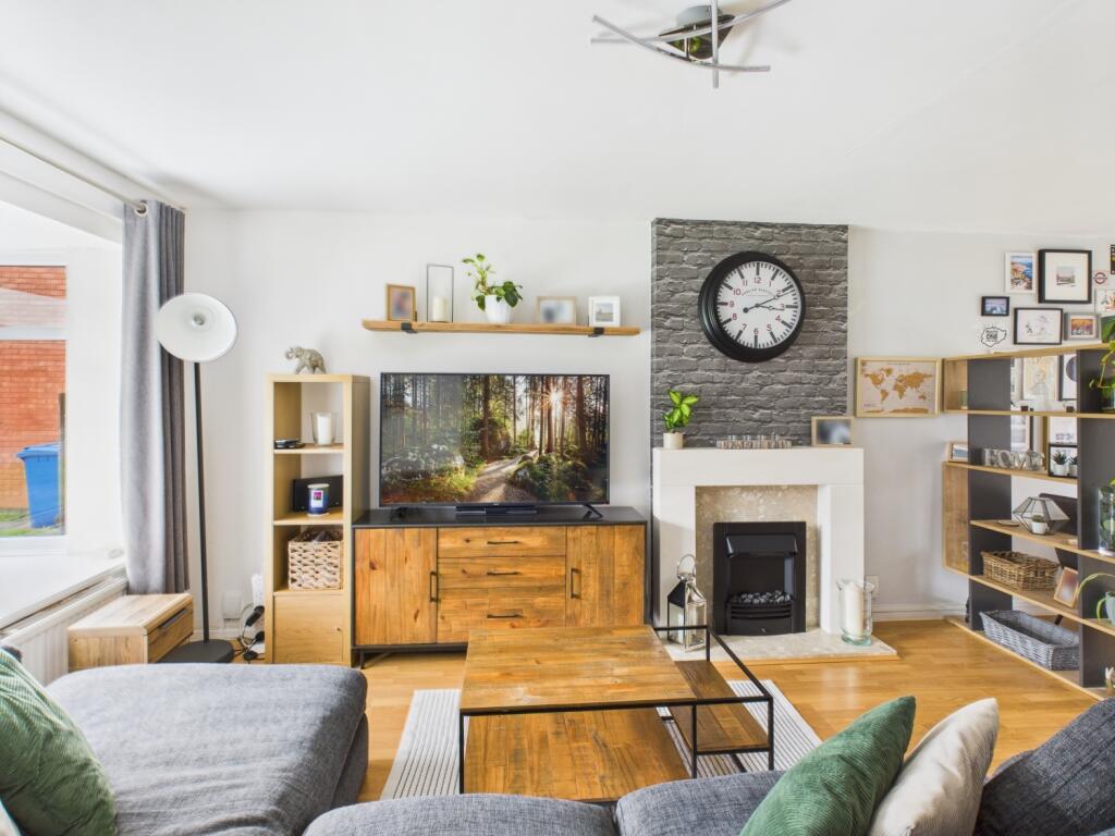 CAM03729G0-PR0152-STILL006